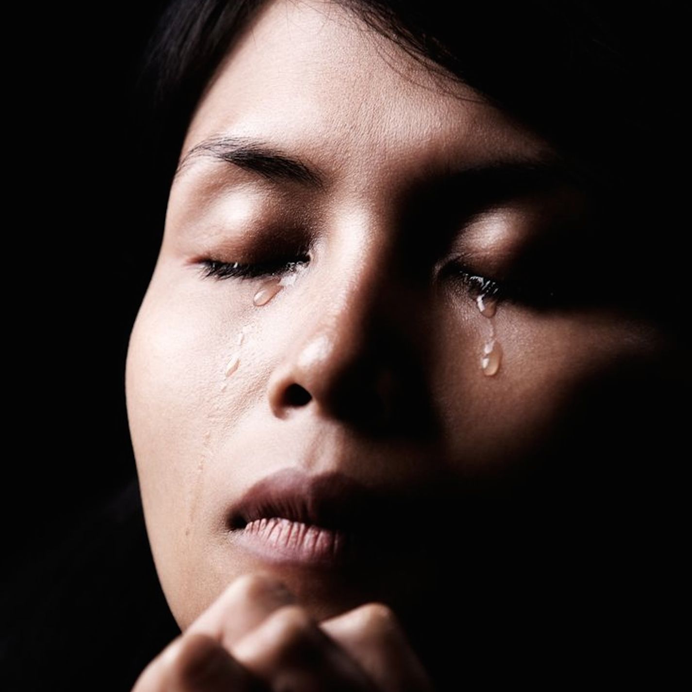 Прощение эмоций. Женщина плачет. Плачущая женщина. Женщина молится. Девушка в слезах.